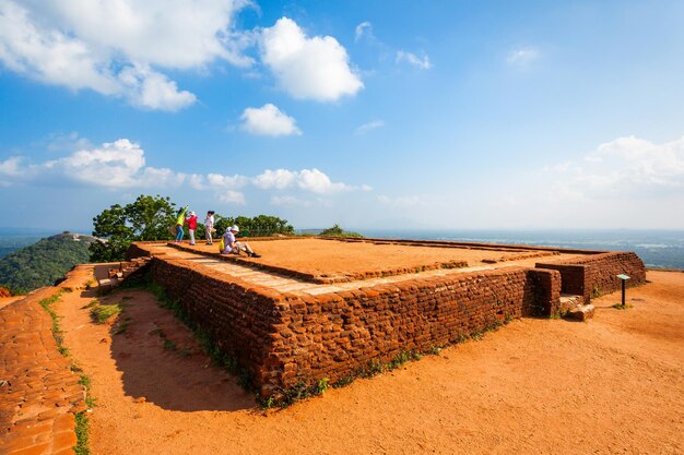 Ruinas del Palacio Real en la cima de la roca Sigiriya o Lion Rock cerca de Dambulla en Sri Lanka