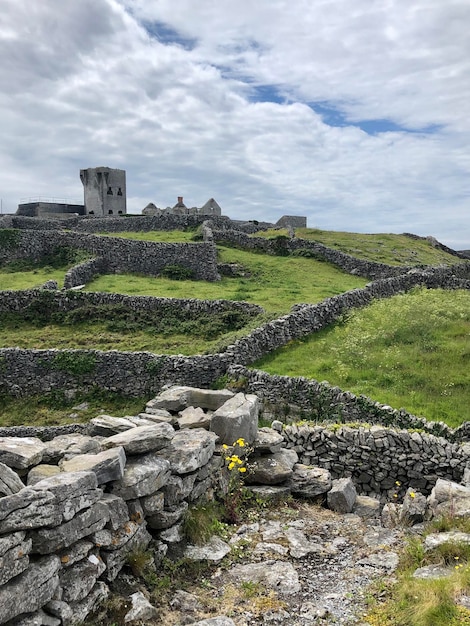 Ruinas del panorama del castillo de O'Brien en Inis Oirr (Inisheer), islas Aran, Irlanda