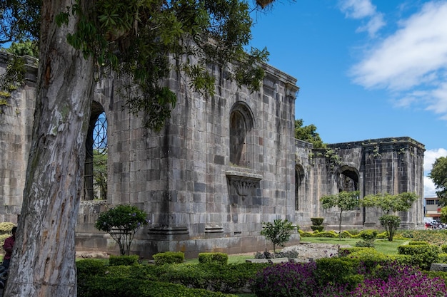 Ruinas de la Parroquia Santiago Apostol en la ciudad de Cartago, Costa Rica