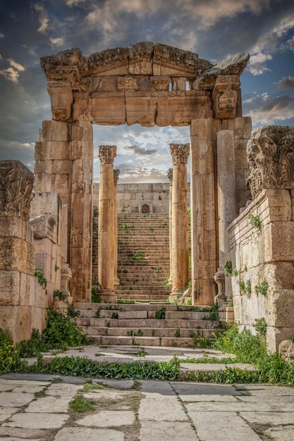 Ruinas del portal en la ciudad antigua de Jerash