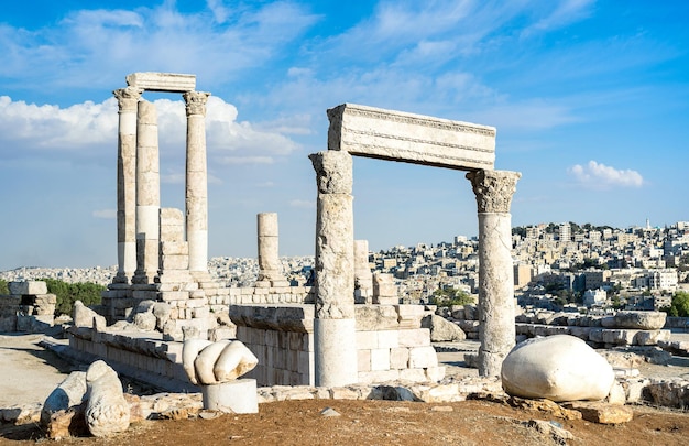 Ruinas romanas antiguas de la ciudadela encima de la capital de Jordania de la ciudad de Amman