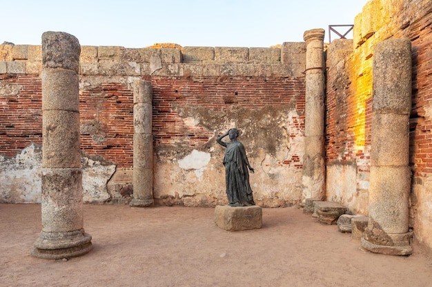 Ruinas romanas de Mérida escultura de una mujer a la entrada del Teatro Romano Extremadura España