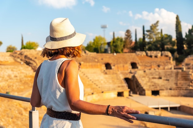 Ruinas romanas de Mérida una joven visitando el anfiteatro romano Extremadura España