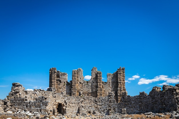 Ruínas romanas na cidade GrecoRoman, na província de Antalya, na Turquia.