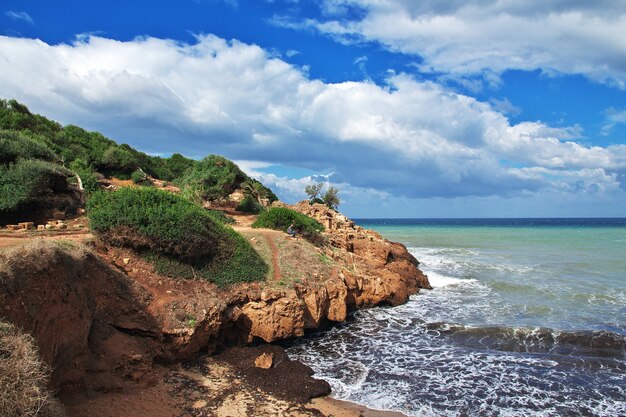 Ruinas romanas de Tipaza de piedra y arena en Argelia, África