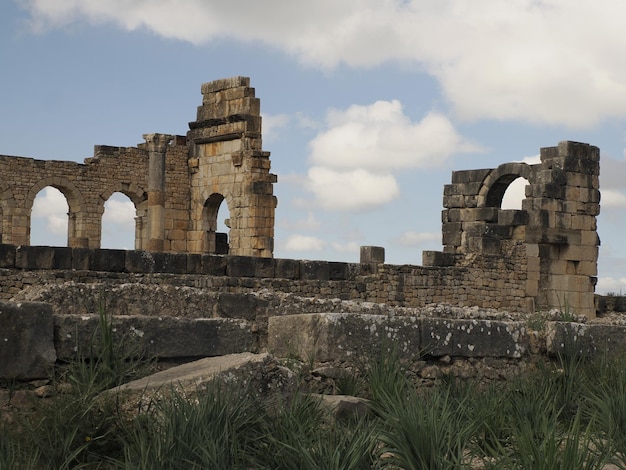 Ruinas romanas de Volubilis en Marruecos: las ruinas romanas mejor conservadas ubicadas entre las ciudades imperiales de Fez y Meknes