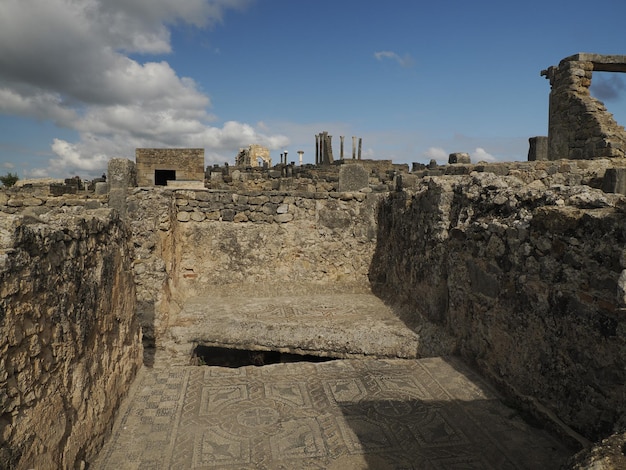 Ruinas romanas de Volubilis en Marruecos: las ruinas romanas mejor conservadas ubicadas entre las ciudades imperiales de Fez y Meknes