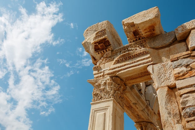 Las ruinas y ruinas de la antigua ciudad de éfeso contra el cielo azul en un día soleado.