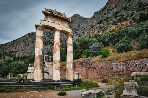 Ruinas del templo de Atenea Pronoia en la antigua Delfos, Grecia