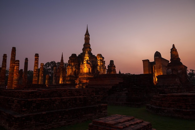 Ruinas del templo budista del parque histórico de Sukhothai en el parque histórico de SukhothaiTailandia