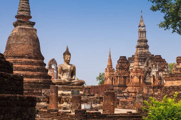 Ruinas del templo budista del parque histórico de Sukhothai en el parque histórico de SukhothaiTailandia