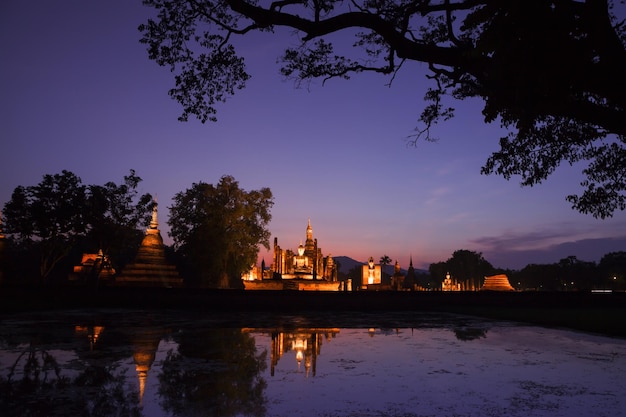 Ruinas del templo budista del parque histórico de Sukhothai en el parque histórico de SukhothaiTailandia