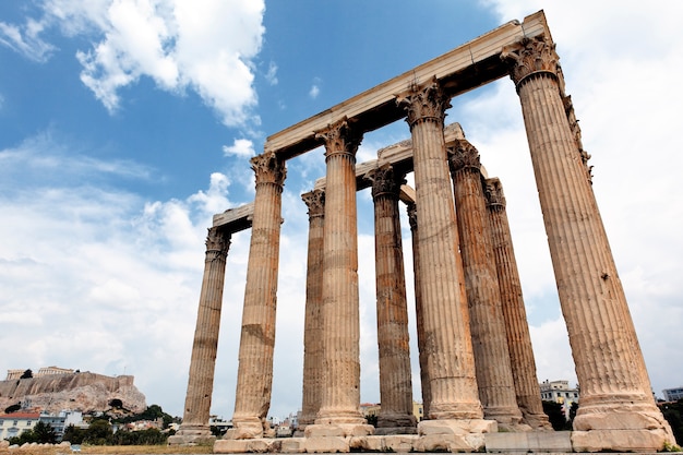 Ruinas del templo en la ciudad de Atenas, Grecia