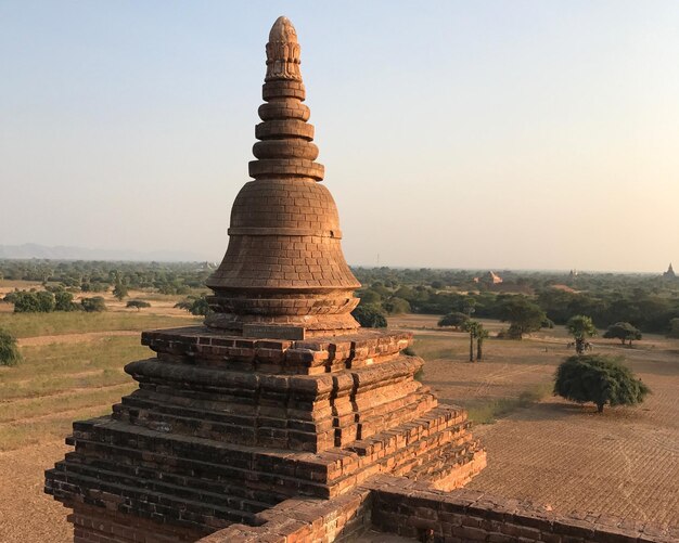 Foto ruinas de un templo contra un cielo despejado.