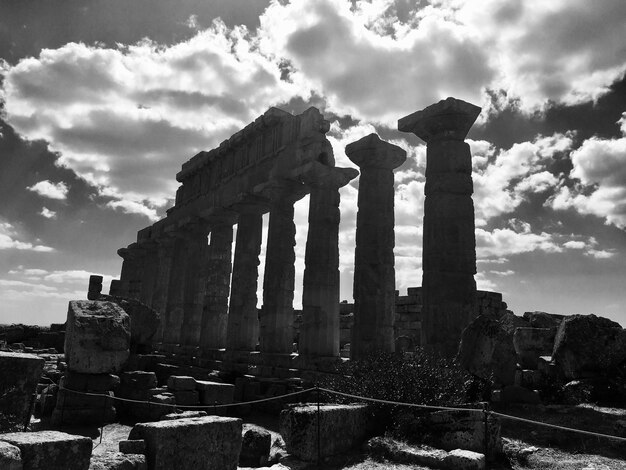 Foto ruinas del templo contra el cielo nublado