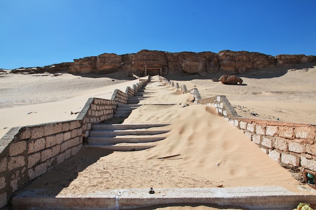 Las ruinas del templo en el desierto cerca de El Minya, Egipto