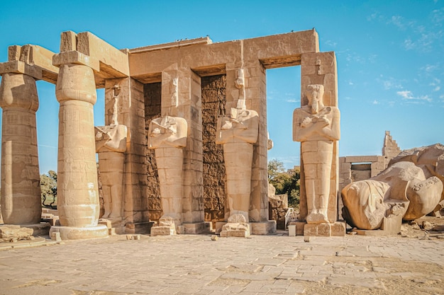 Ruinas del templo egipcio de Ramesseum, el templo funerario del faraón Ramsés II del siglo XIII a. C., cerca de la moderna ciudad de Luxor.