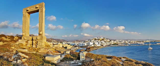 Ruinas de templos antiguos en naxos en las cícladas