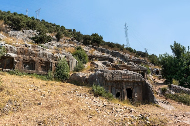 Las ruinas de tumbas antiguas en Turquía en la ladera. ciudad de dormir