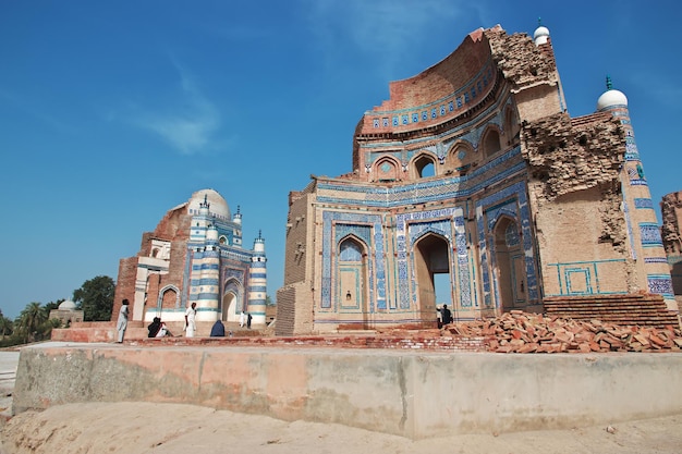 Ruínas Uch Sharif de Mausoléus centenários fecham Bahawalpur Paquistão