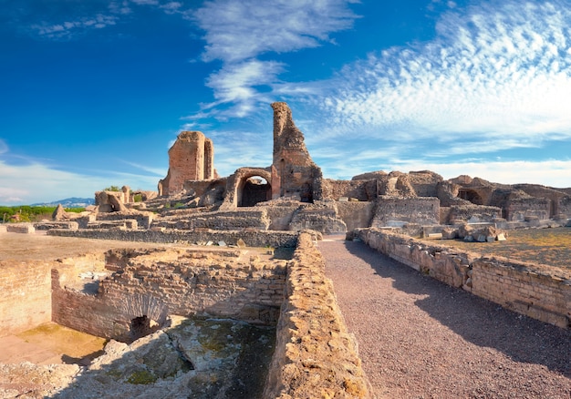 Ruinas de Villa dei Quintili. Paisaje romano en Appia Way en Roma