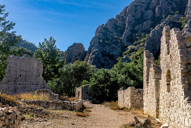 Ruinen alter Gebäude auf dem Hintergrund der Berge in der antiken Stadt Olympos, Türkei