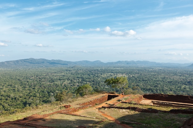 Ruinen auf dem Sigiriya-Felsen