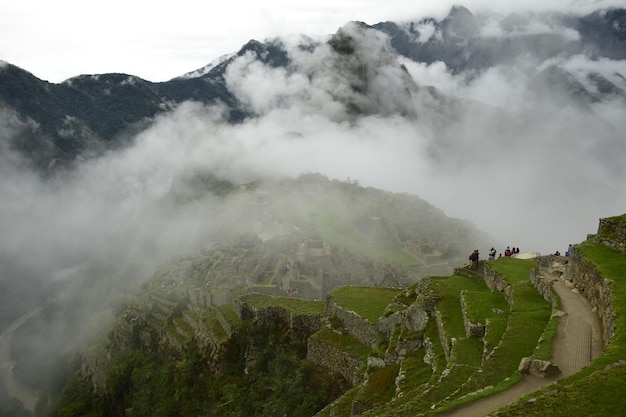 Ruinen der alten Inkastadt Machu Picchu im Nebel Peru