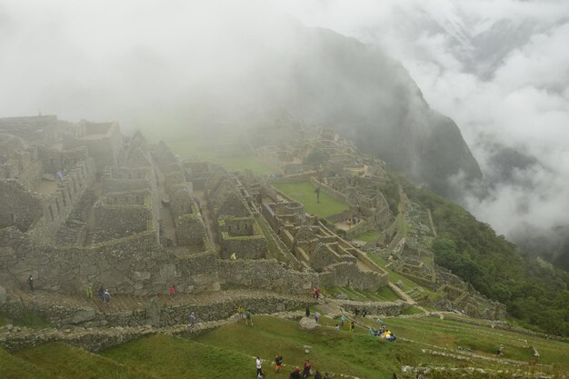 Ruinen der alten Inkastadt Machu Picchu im Nebel Peru