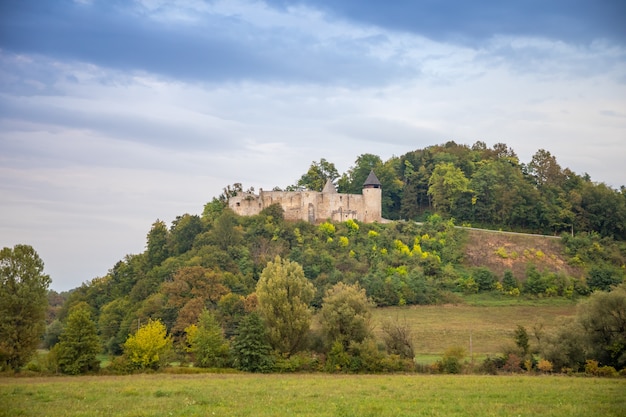 Ruinen der alten mittelalterlichen frankopanen Festung Novigrad und Landschaftslandschaft in Kroatien?