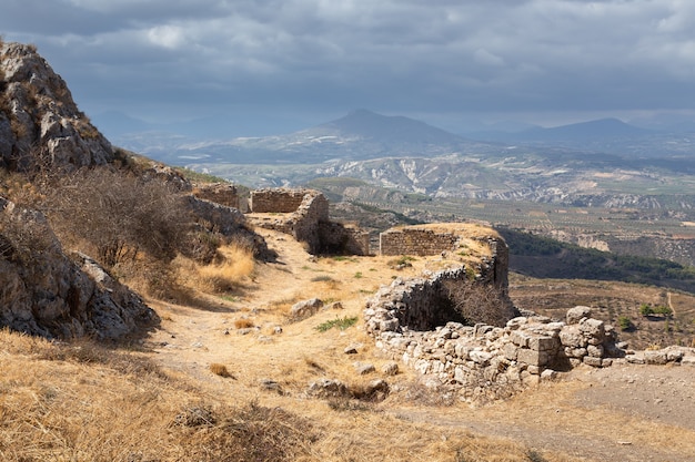 Ruinen der antiken griechischen Stadt Akrokorinth mit Panoramablick auf die Umgebung