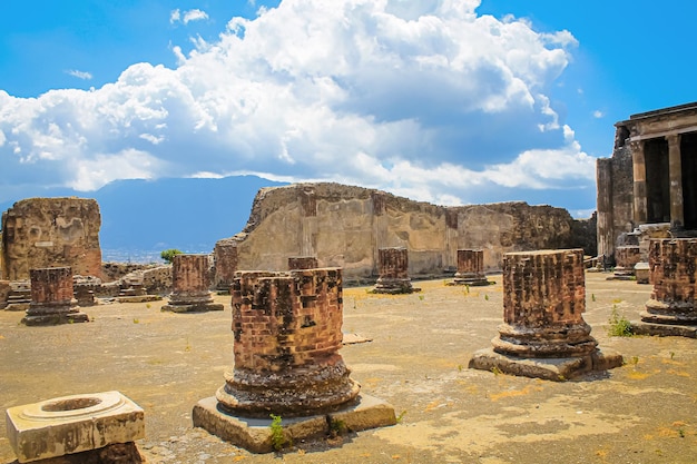 Ruinen der antiken italienischen Stadt Pompeji und des Vesuvs