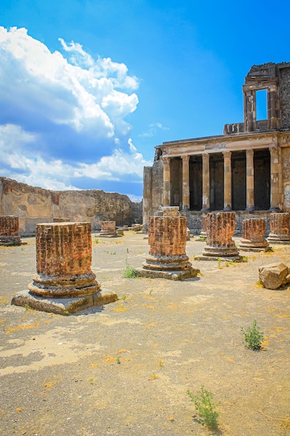 Ruinen der antiken italienischen Stadt Pompeji und des Vesuvs