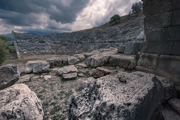 Ruinen der antiken lykischen religiösen Stätte Letoon mit Überresten des Steintheaters in der Türkei