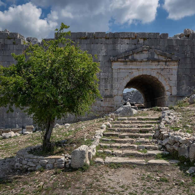 Ruinen der antiken lykischen religiösen Stätte Letoon mit Überresten von Steingebäuden und Straßen in der Türkei