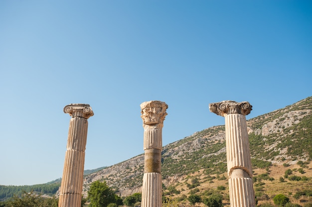 Ruinen der antiken Stadt Ephesus, der antiken griechischen Stadt in der Türkei, an einem schönen Sommertag