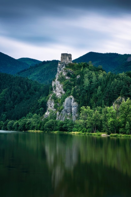 Ruinen der Burg Strecno und des Flusses Vah in der Slowakei