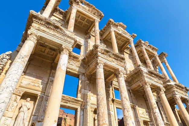 Ruinen der Celsius-Bibliothek in der antiken Stadt Ephesus