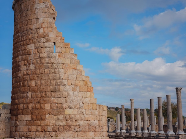 Foto ruinen der hellenischen stadttore der antiken griechischen stadt perge perga, einst hauptstadt von pamphylia mit marmorsäulen in antalya, türkei