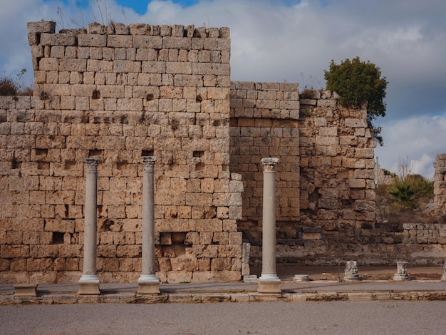 Ruinen der hellenischen Stadttore der antiken griechischen Stadt Perge Perga, einst Hauptstadt von Pamphylia mit Marmorsäulen in Antalya, Türkei