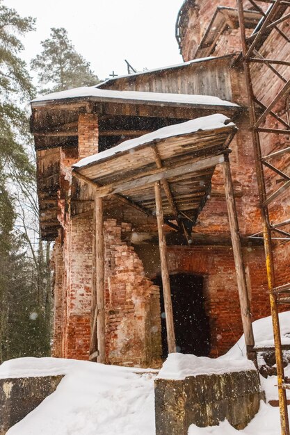 Ruinen der Kirche der Fürbitte der Allerheiligsten Theotokos im Bezirk Volosovsky der Region Leningrad