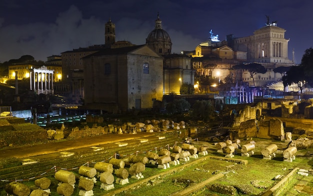 Ruinen der Nachtansicht des Forum Romanum in Rom, Italien.