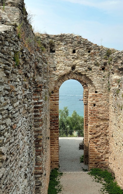 Ruinen der römischen Villa Grotten von Catull in Sirmione am Gardasee in Italien im Sommer