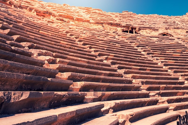 Ruinen der Treppe des antiken Theaters in Side, Antalya, Türkei