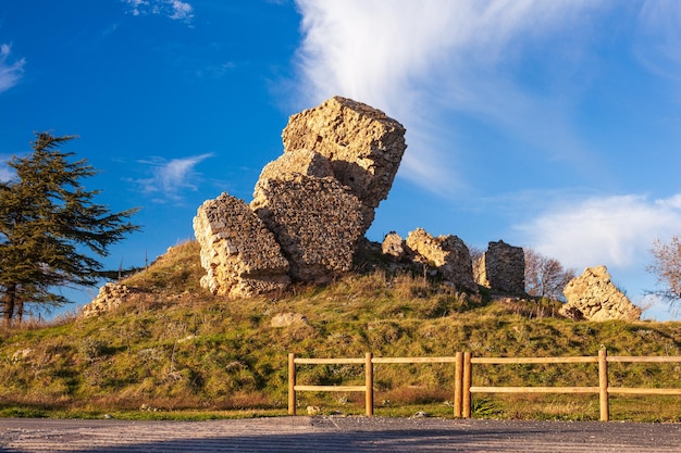 Ruinen der verlassenen mittelalterlichen Burg von Aidone namens Castellaccio