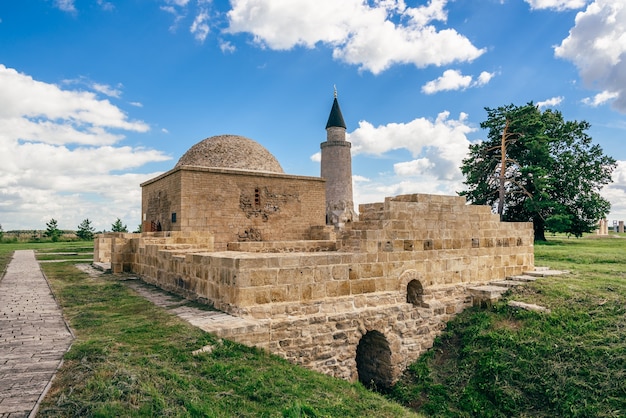 Ruinen des alten Khan-Grabes im Bolghar Hill Fort und im kleinen Minarett auf Hintergrund.