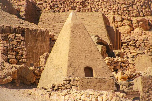 Ruinen des antiken Deir elMedina, eine der Gruppe der thebanischen Nekropolen
