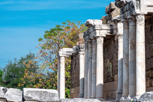 Ruinen des antiken römischen Nymphäums - eine heilige künstliche Grotte mit einer Wasserquelle - in Side, Türkei