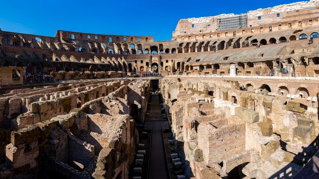 Ruinen des Hintergrunds der Arena des Kolosseums in Rom, gesehen von der Oberfläche des Ground Zero