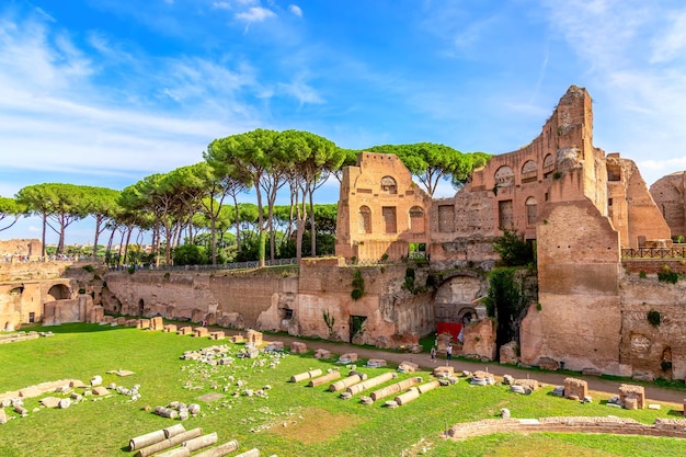 Ruinen des Palastes von Domus Severiana in Rom Italien Sonniger Sommertag